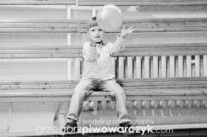 Chłopiec bawiący się balonem z dekoracji sali w przerwie między blokami muzycznymi.