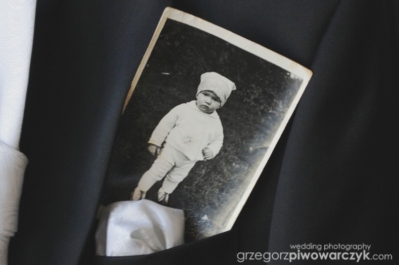 Zdjęcie z dzieciństwa zatknięte w butonierkę przedstawia pana młodego jako kilkuletniego chłopca.