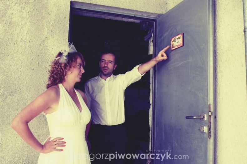 GE_02_crazy_garage_wedding_photo_session_zwariowana_sesja_slubna_garazu_wroclaw